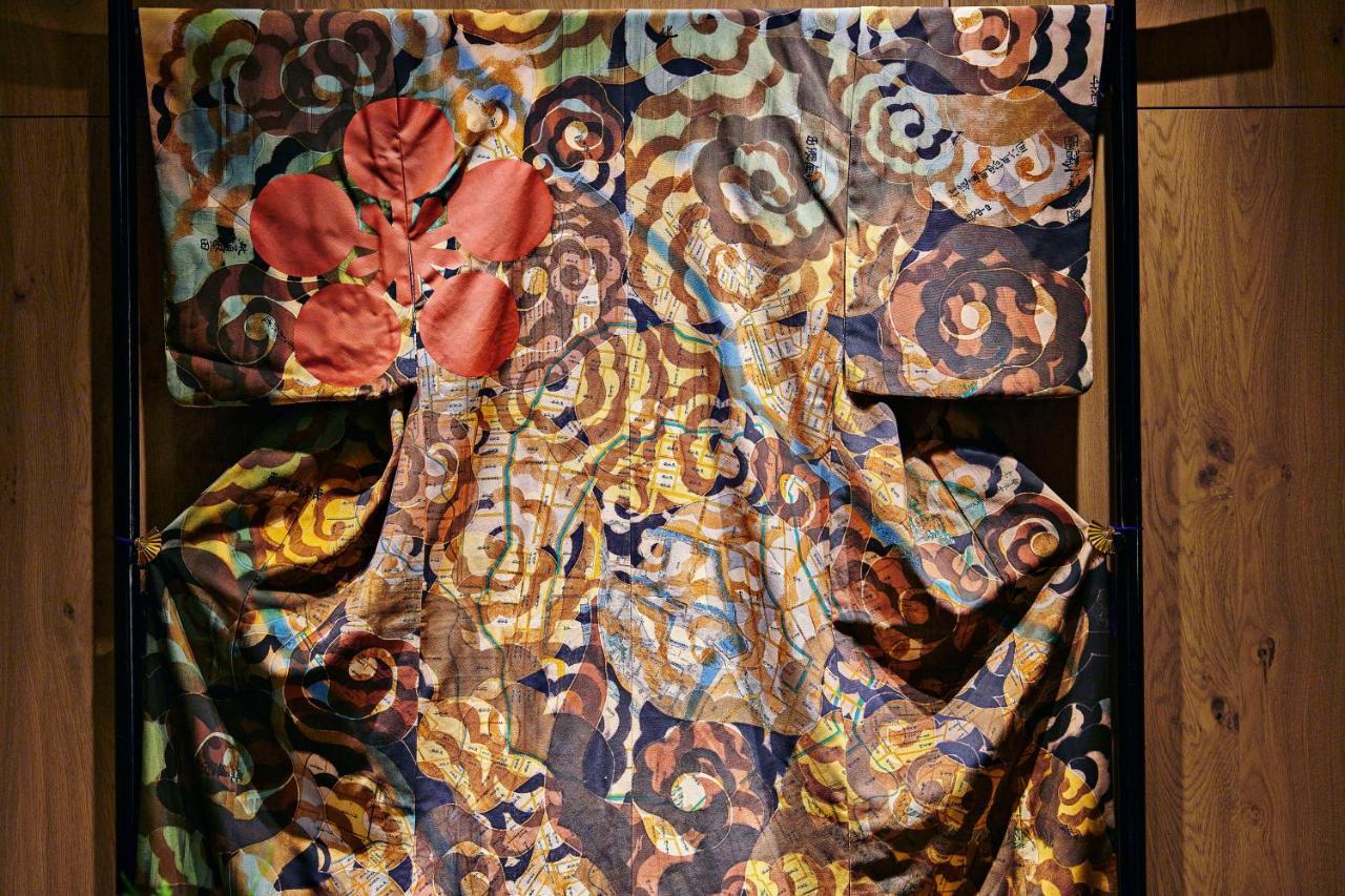 Hyatt Centric Kanazawa Esterno foto A silk fabric