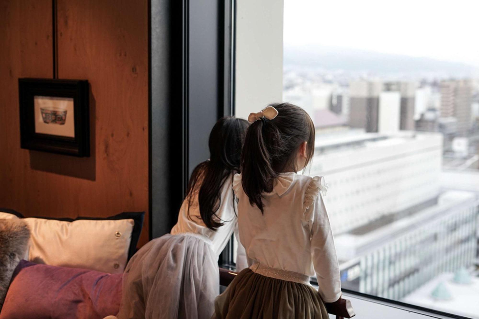 Hyatt Centric Kanazawa Esterno foto Two girls in hanbok
