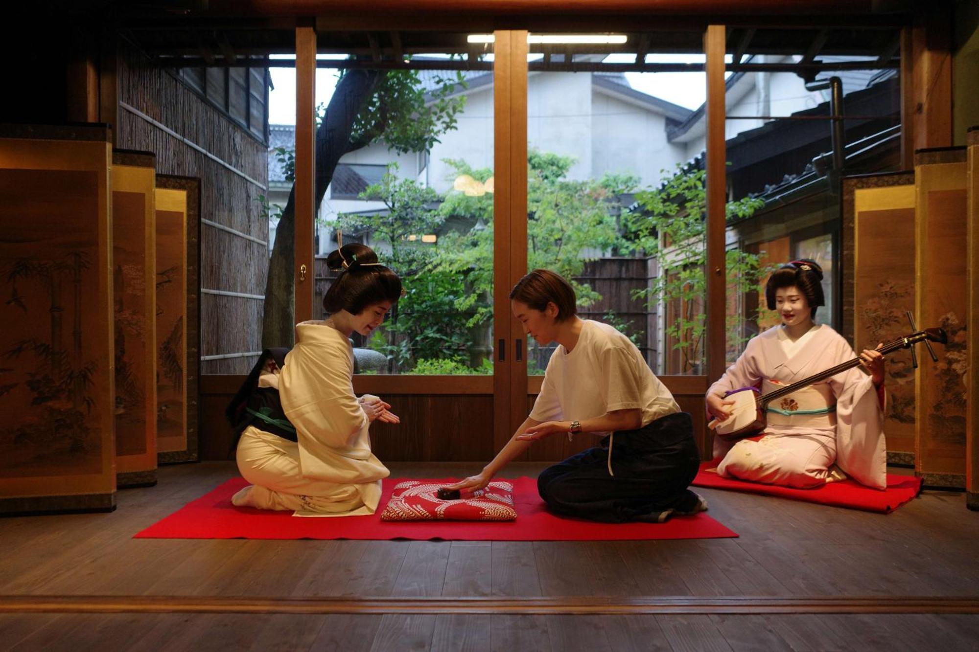 Hyatt Centric Kanazawa Esterno foto A scene from a traditional Japanese shamisen performance