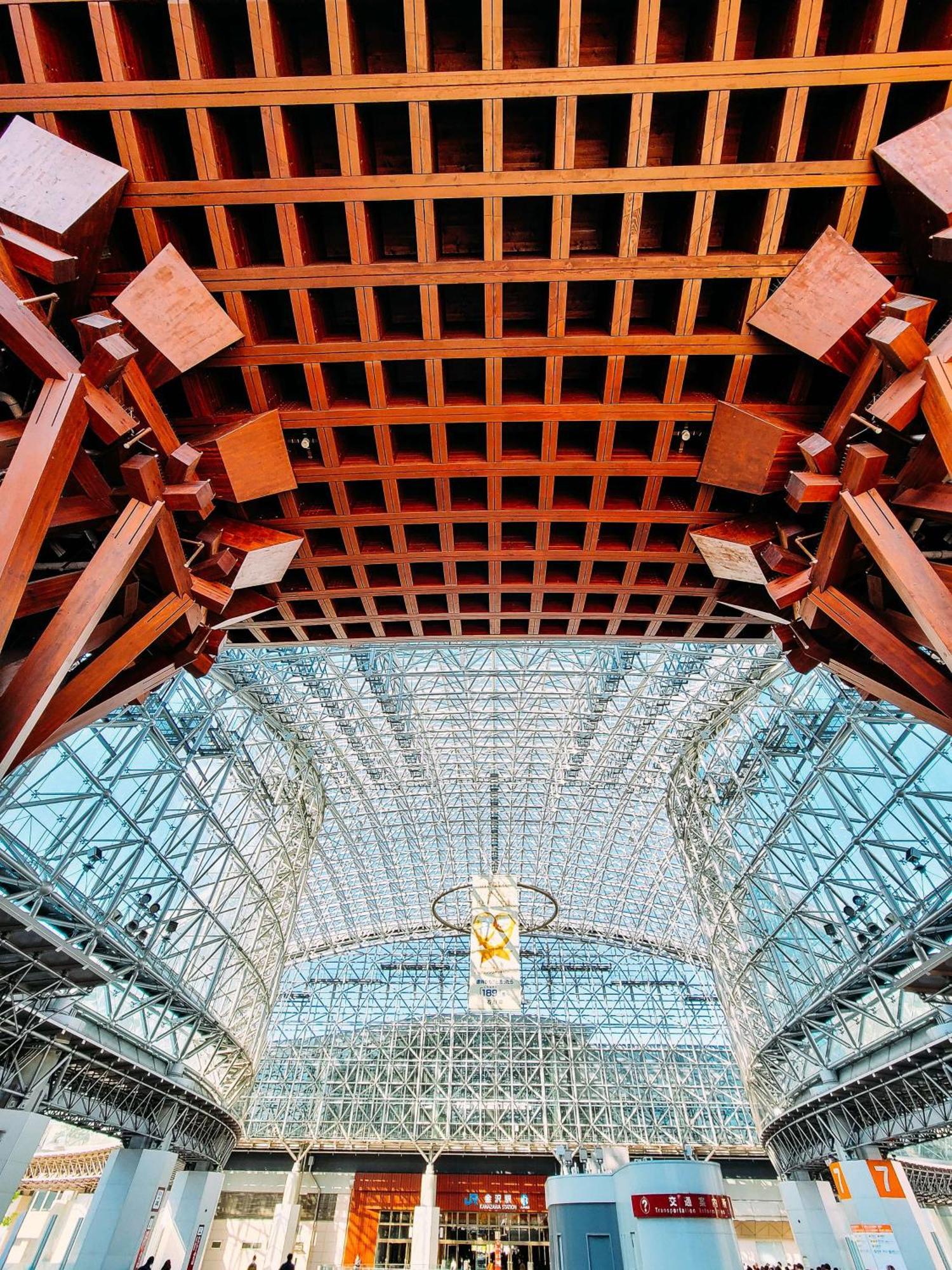 Hyatt Centric Kanazawa Esterno foto The ceiling of the main atrium